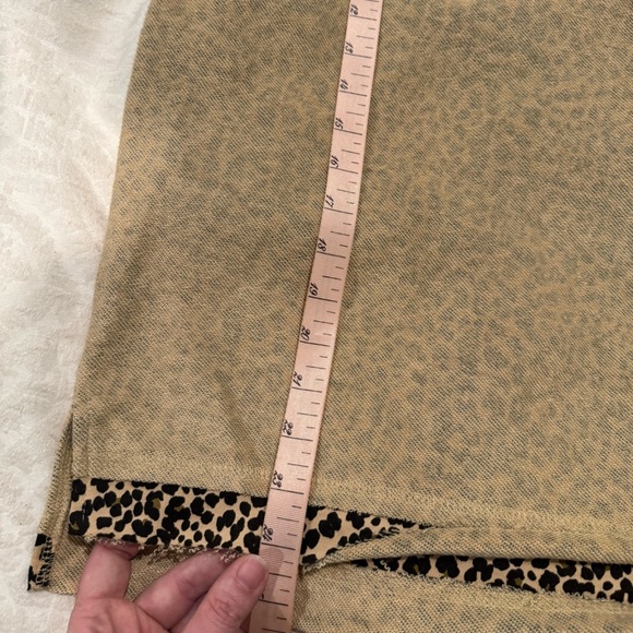 POL Reverse It Up Top leopard edge detail oversized raw hem - Picture 7 of 7